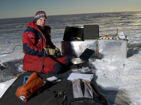 Forskar Tore Hatterman under feltarbeidet på Fimbulisen Foto Elvar Ørn Kjartansson Norsk Polarinstitutt.jpg